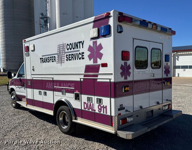 image for item EU6283 2001 Ford E450 Super Duty ambulance