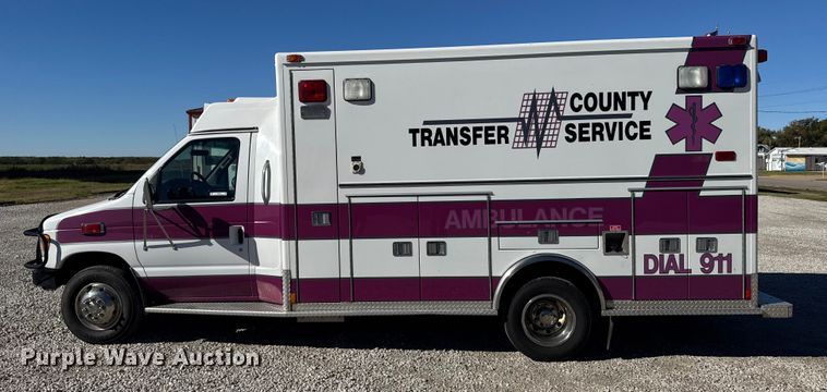 image for item EU6283 2001 Ford E450 Super Duty ambulance