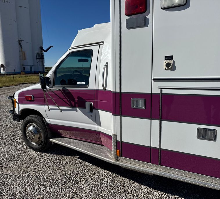 image for item EU6283 2001 Ford E450 Super Duty ambulance