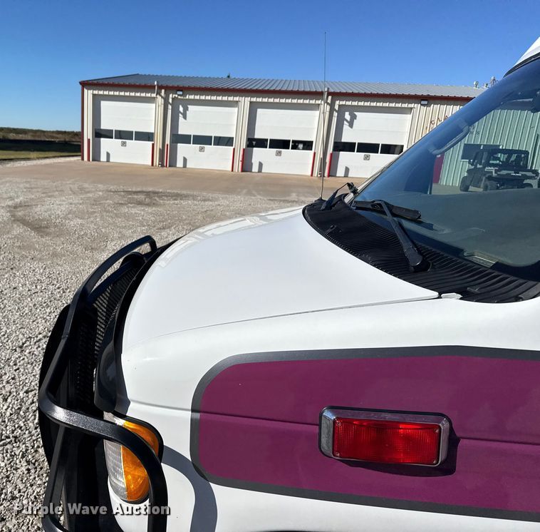 image for item EU6283 2001 Ford E450 Super Duty ambulance