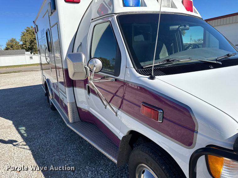 image for item EU6283 2001 Ford E450 Super Duty ambulance