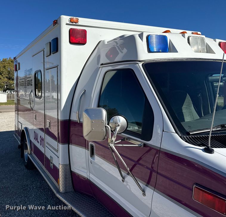 image for item EU6283 2001 Ford E450 Super Duty ambulance