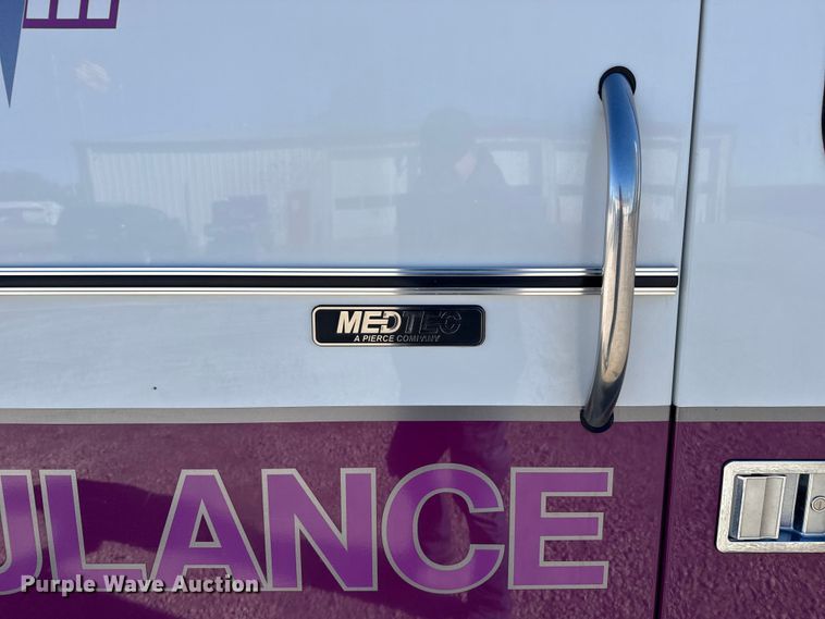 image for item EU6283 2001 Ford E450 Super Duty ambulance