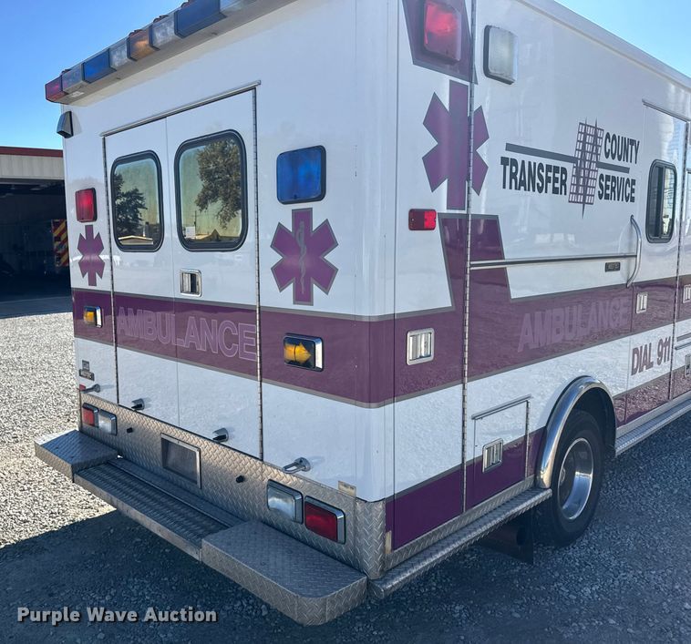 image for item EU6283 2001 Ford E450 Super Duty ambulance