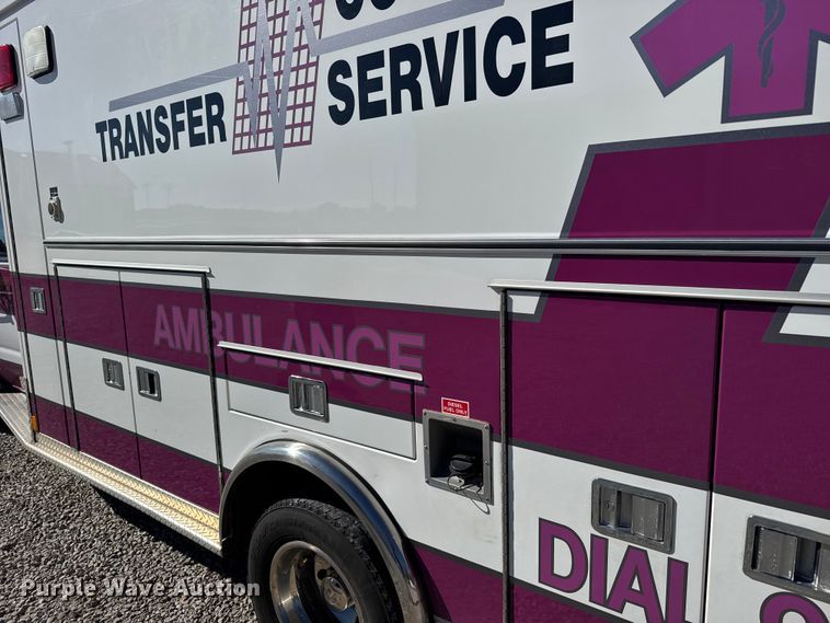 image for item EU6283 2001 Ford E450 Super Duty ambulance