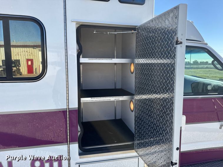 image for item EU6283 2001 Ford E450 Super Duty ambulance
