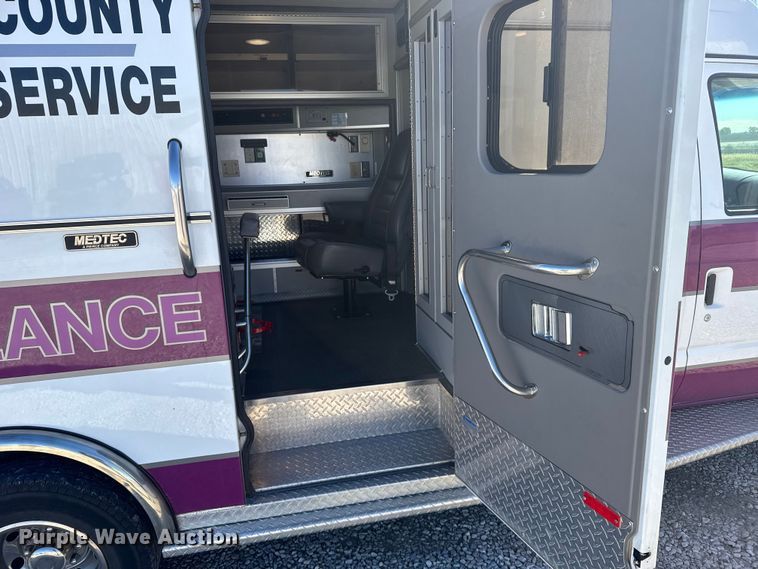 image for item EU6283 2001 Ford E450 Super Duty ambulance