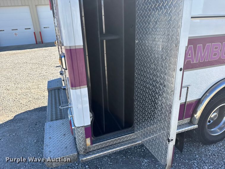 image for item EU6283 2001 Ford E450 Super Duty ambulance