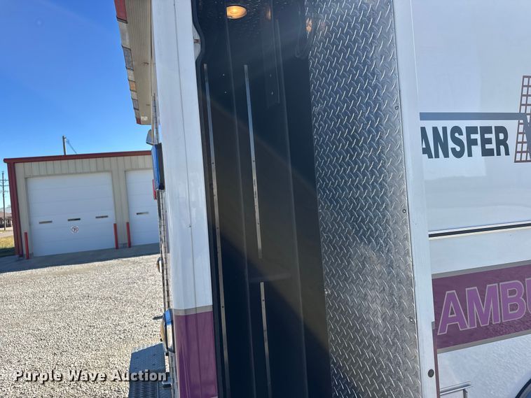 image for item EU6283 2001 Ford E450 Super Duty ambulance