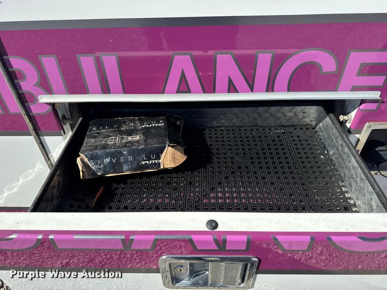 image for item EU6283 2001 Ford E450 Super Duty ambulance