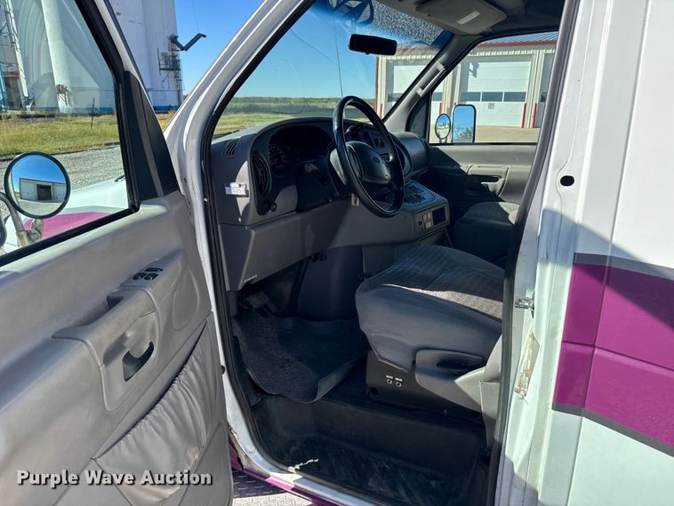 image for item EU6283 2001 Ford E450 Super Duty ambulance