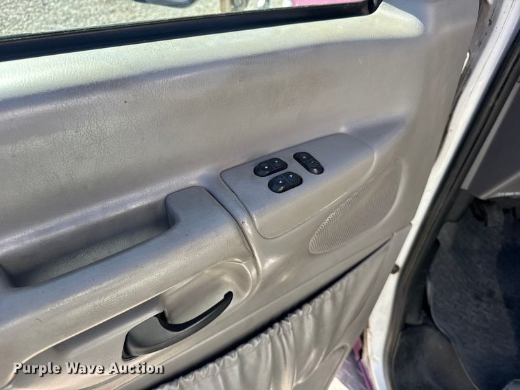 image for item EU6283 2001 Ford E450 Super Duty ambulance