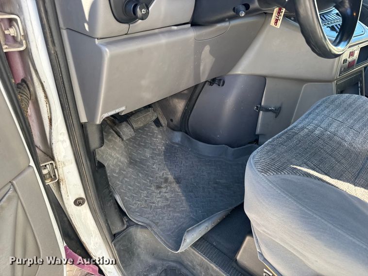 image for item EU6283 2001 Ford E450 Super Duty ambulance