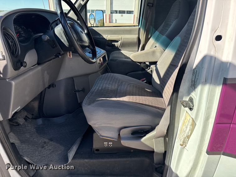 image for item EU6283 2001 Ford E450 Super Duty ambulance