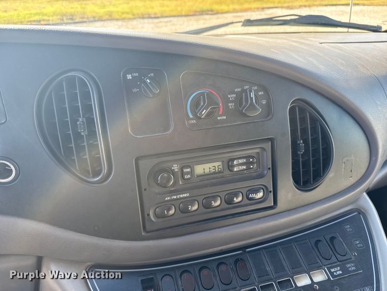 image for item EU6283 2001 Ford E450 Super Duty ambulance