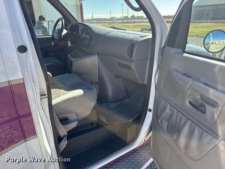 image for item EU6283 2001 Ford E450 Super Duty ambulance