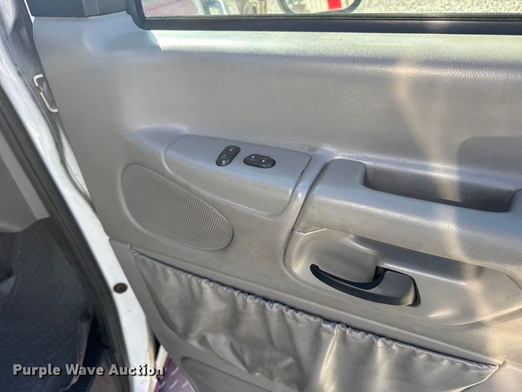 image for item EU6283 2001 Ford E450 Super Duty ambulance