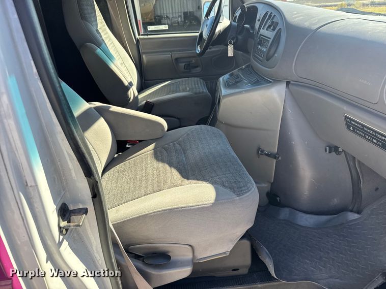 image for item EU6283 2001 Ford E450 Super Duty ambulance