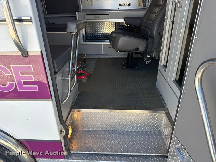 image for item EU6283 2001 Ford E450 Super Duty ambulance