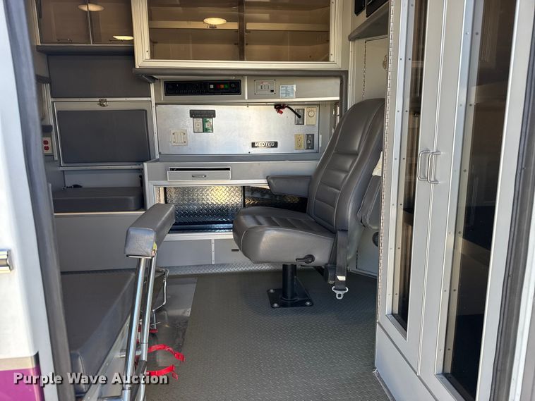 image for item EU6283 2001 Ford E450 Super Duty ambulance