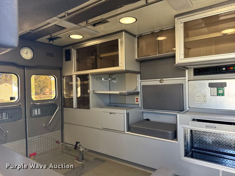 image for item EU6283 2001 Ford E450 Super Duty ambulance