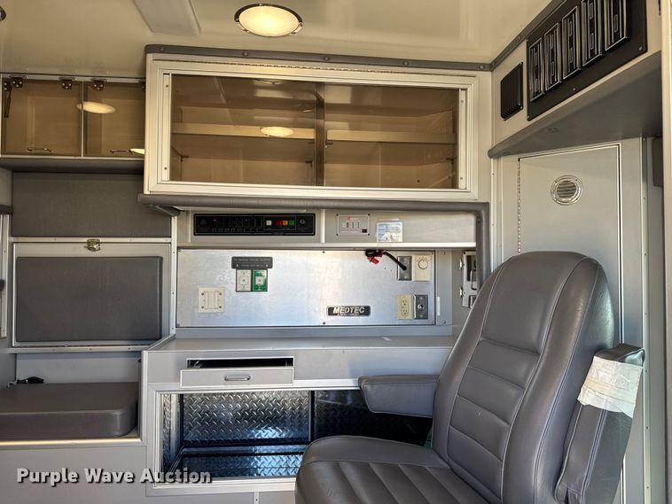 image for item EU6283 2001 Ford E450 Super Duty ambulance