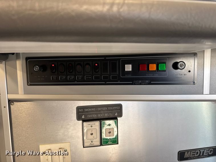 image for item EU6283 2001 Ford E450 Super Duty ambulance