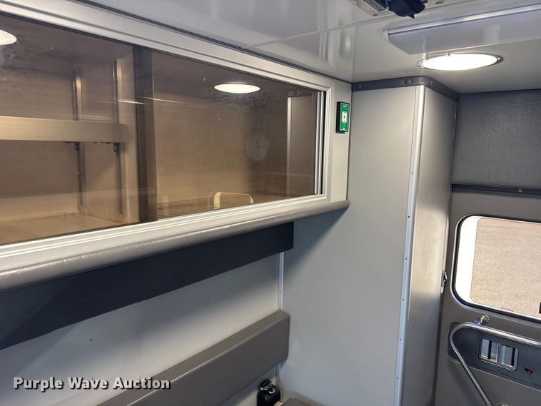 image for item EU6283 2001 Ford E450 Super Duty ambulance