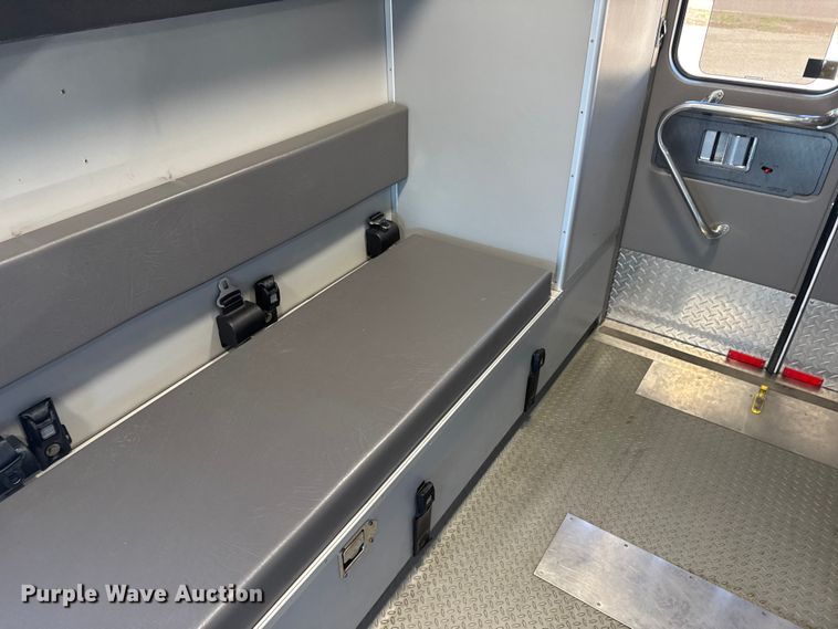 image for item EU6283 2001 Ford E450 Super Duty ambulance