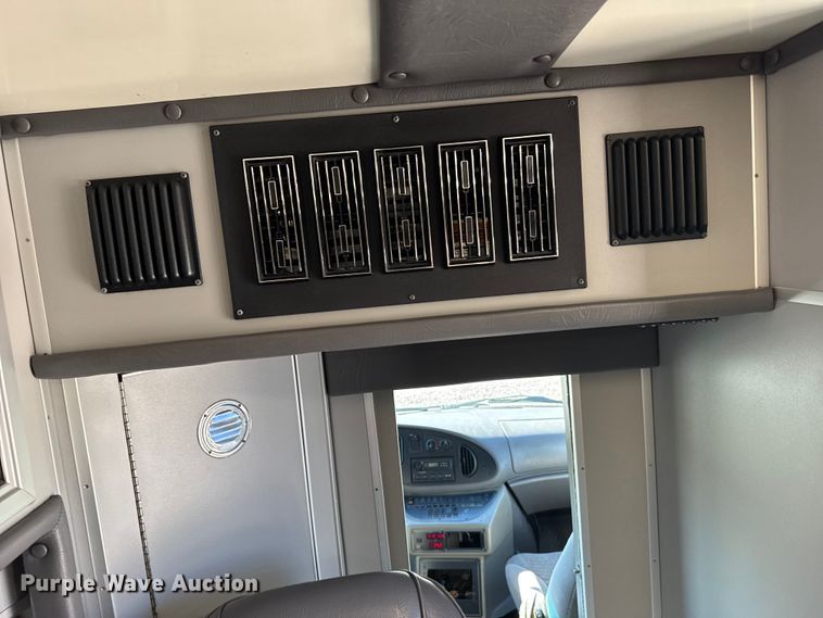 image for item EU6283 2001 Ford E450 Super Duty ambulance