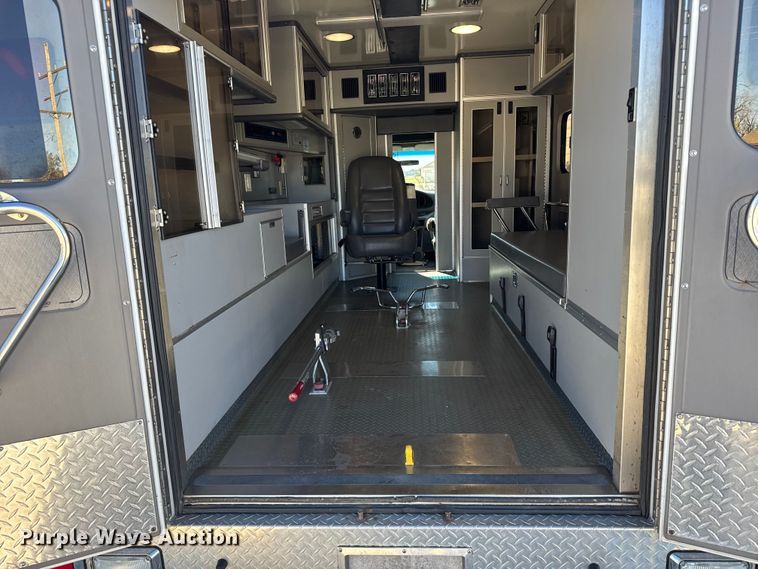 image for item EU6283 2001 Ford E450 Super Duty ambulance