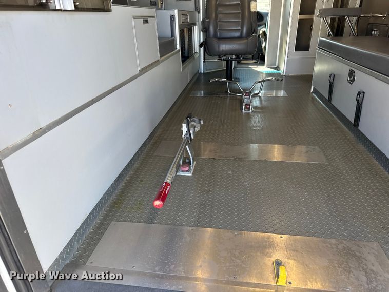 image for item EU6283 2001 Ford E450 Super Duty ambulance