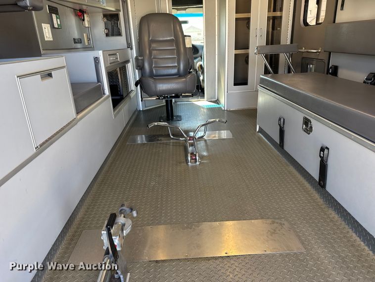 image for item EU6283 2001 Ford E450 Super Duty ambulance