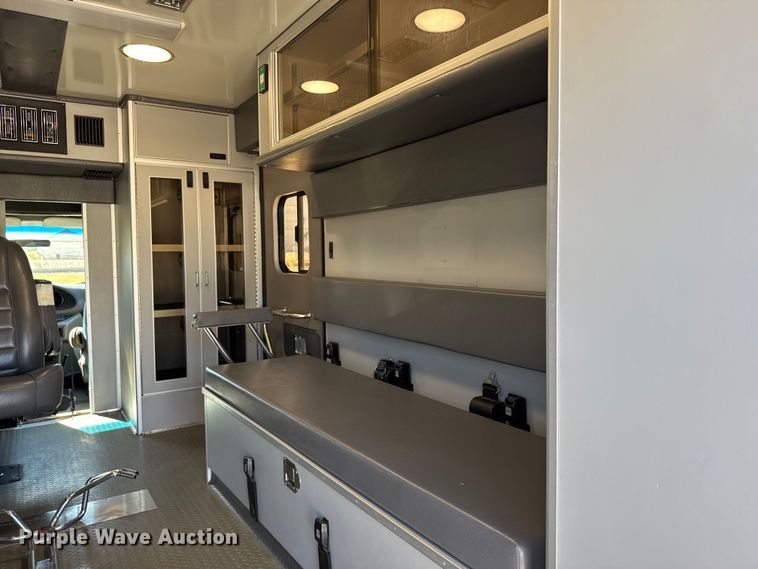 image for item EU6283 2001 Ford E450 Super Duty ambulance