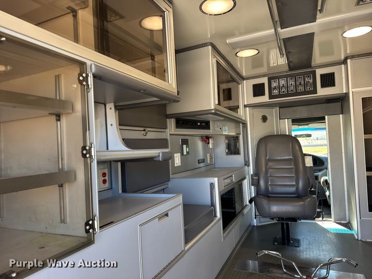 image for item EU6283 2001 Ford E450 Super Duty ambulance