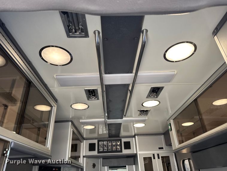 image for item EU6283 2001 Ford E450 Super Duty ambulance