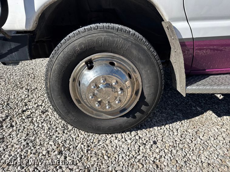 image for item EU6283 2001 Ford E450 Super Duty ambulance