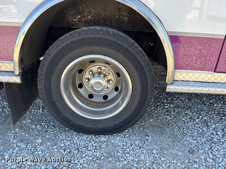 image for item EU6283 2001 Ford E450 Super Duty ambulance