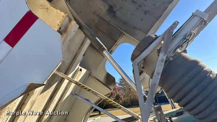 image for item EU6286 2000 Elgin Whirlwind street sweeper truck