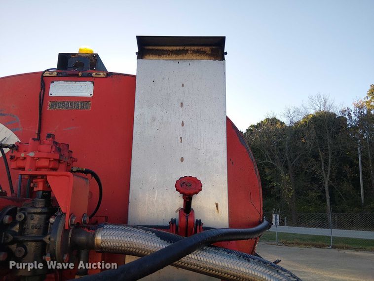 image for item EV5422 2000 Freightliner FL70 oil distributor truck