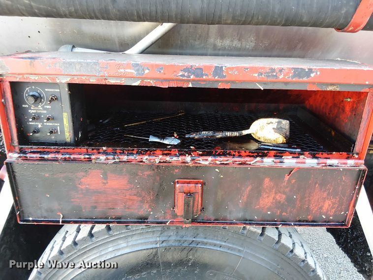 image for item EV5422 2000 Freightliner FL70 oil distributor truck