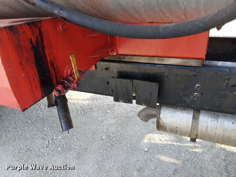 image for item EV5422 2000 Freightliner FL70 oil distributor truck