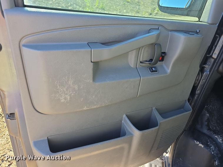 image for item FI0600 2016 Chevrolet Express 3500 van