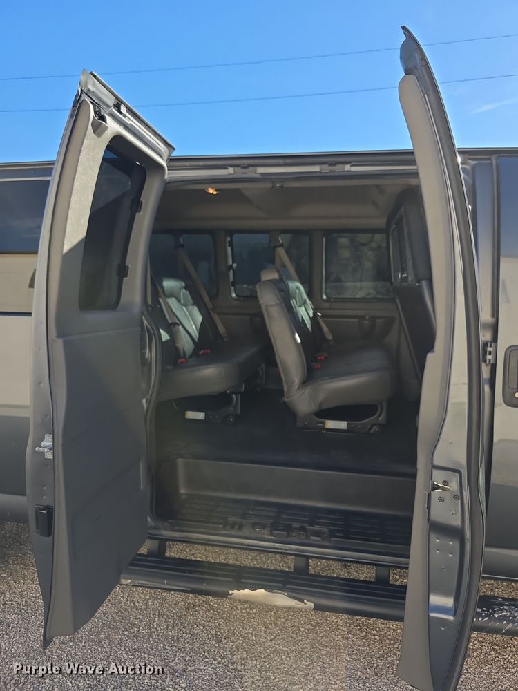 image for item FI0600 2016 Chevrolet Express 3500 van