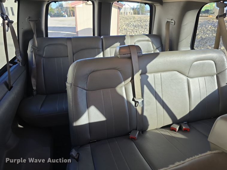 image for item FI0600 2016 Chevrolet Express 3500 van