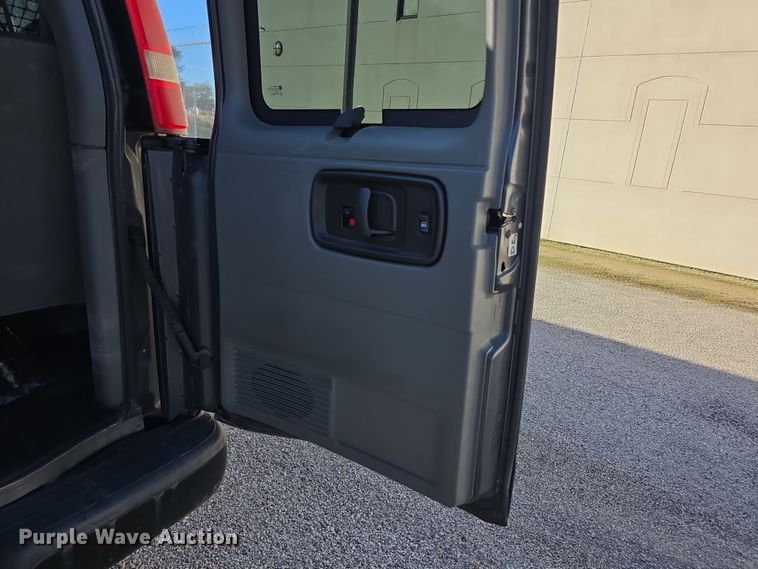 image for item FI0600 2016 Chevrolet Express 3500 van