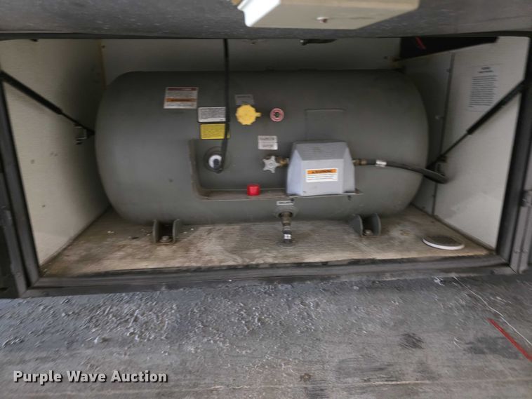 image for item FI0635 2004 Fleetwood Revolution RV