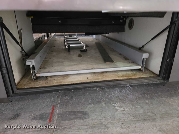 image for item FI0635 2004 Fleetwood Revolution RV