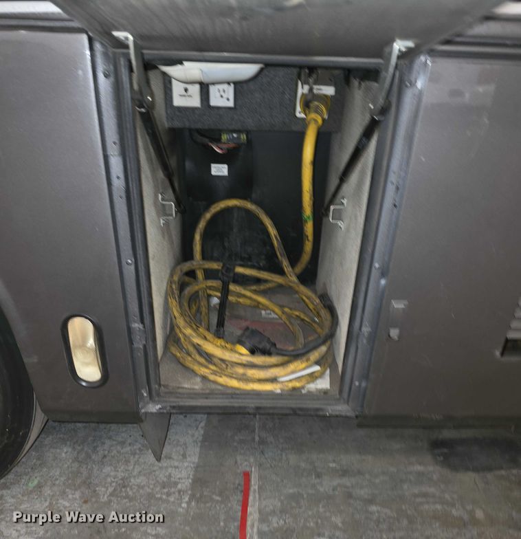 image for item FI0635 2004 Fleetwood Revolution RV