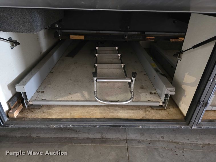 image for item FI0635 2004 Fleetwood Revolution RV